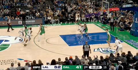 独行侠暂停！拉拉维亚三分，湖人领先14分！比分：55-41 湖人vs独行侠