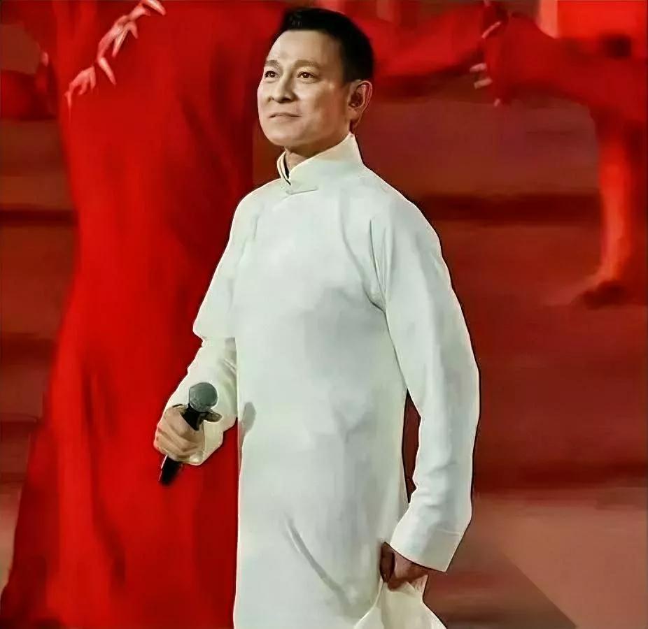 不是周深不够稳，也不是陈小春不够炸

但这次全运会开幕式

我偏要站64岁的刘德