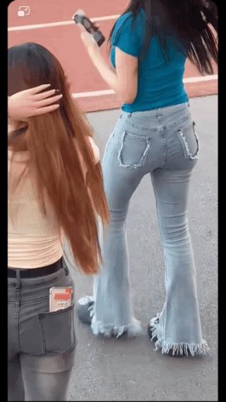 女的是社会人！
走路姿势暴露了她！
豪放不羁，
随意任性，
大大咧咧，
无所顾忌