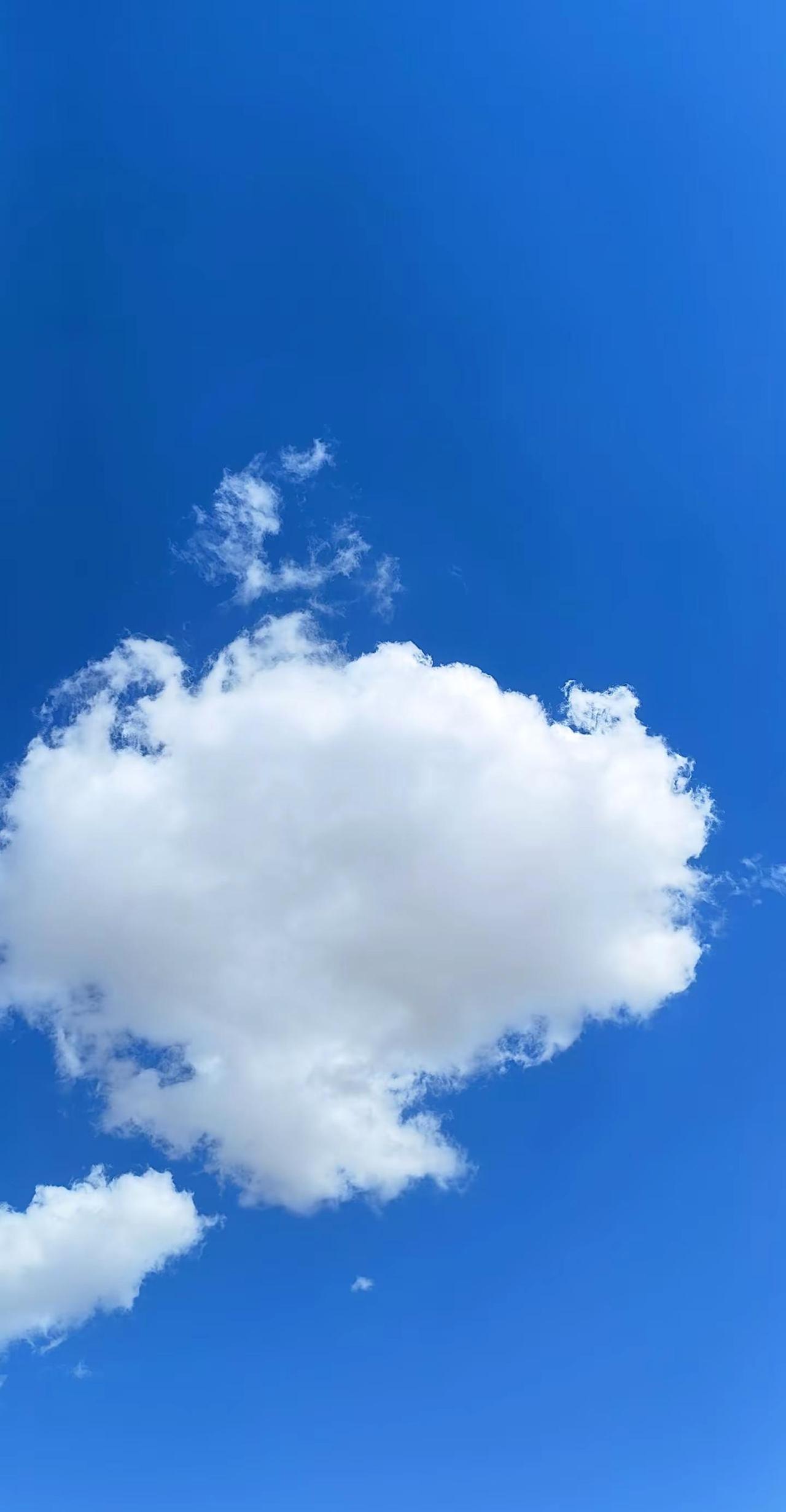 今天库车这个热死人的气温！给点孜然和辣椒面我觉得我都能自熟😎新疆高温 蓝天白云