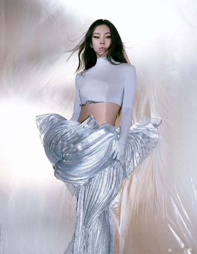 家人们，王子文用超大号眼线告诉我什么叫颜值与实力并存！这夸张的妆容在她脸上就是艺