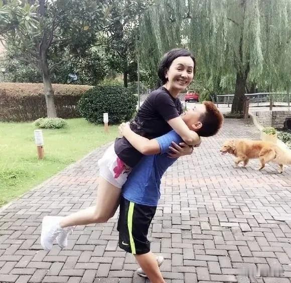 王琳儿子不想公开，不就是怕现在这个样子被众人审判吗？而且一个人完全没有社交，没有