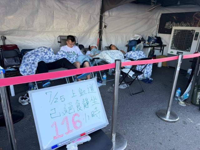 蓝营青年绝食战凯道，蒋万安罗智强谢国梁强强联手
中国国民党籍台北市议员杨植斗等人