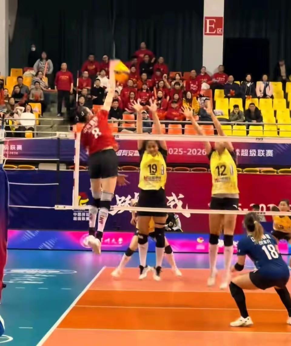 不知道你认真看过比赛没有，说吴梦洁弓着背扣球点低？
但凡传4号位定点强攻球，张籽
