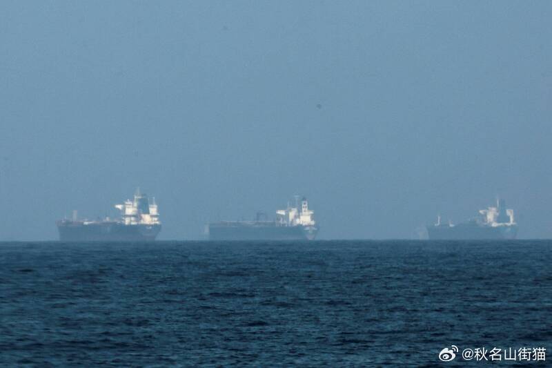 霍尔木兹海峡油轮通行量骤降90% 有船只关闭AIS“隐身”闯关海外新鲜事以美袭击