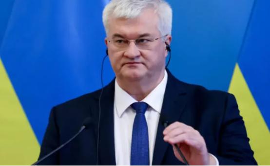 乌克兰外长宣布：凡购买俄罗斯石油的国家，不得参与乌克兰重建。

说白了，乌克兰外