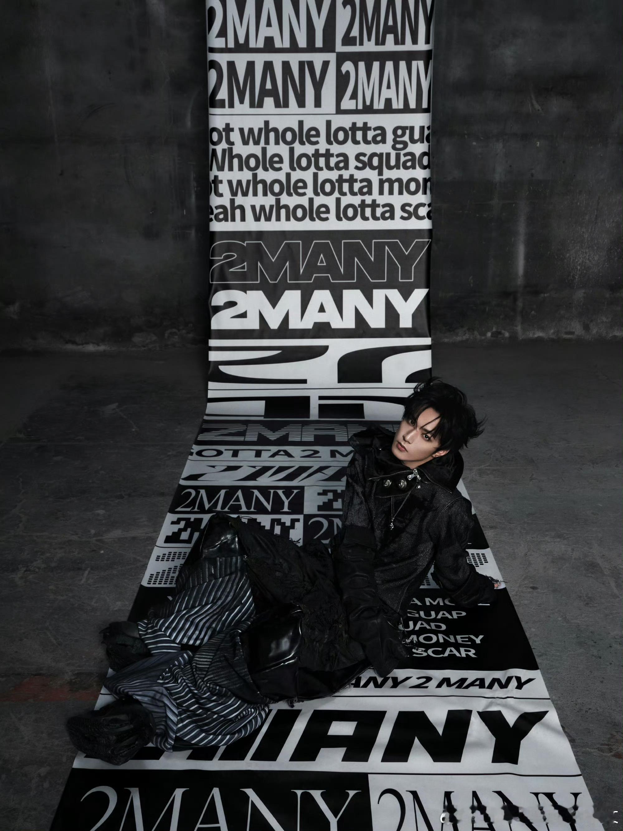 刘耀文全新单曲《2 MANY》大片释出，All black色调的条纹外套配条纹阔