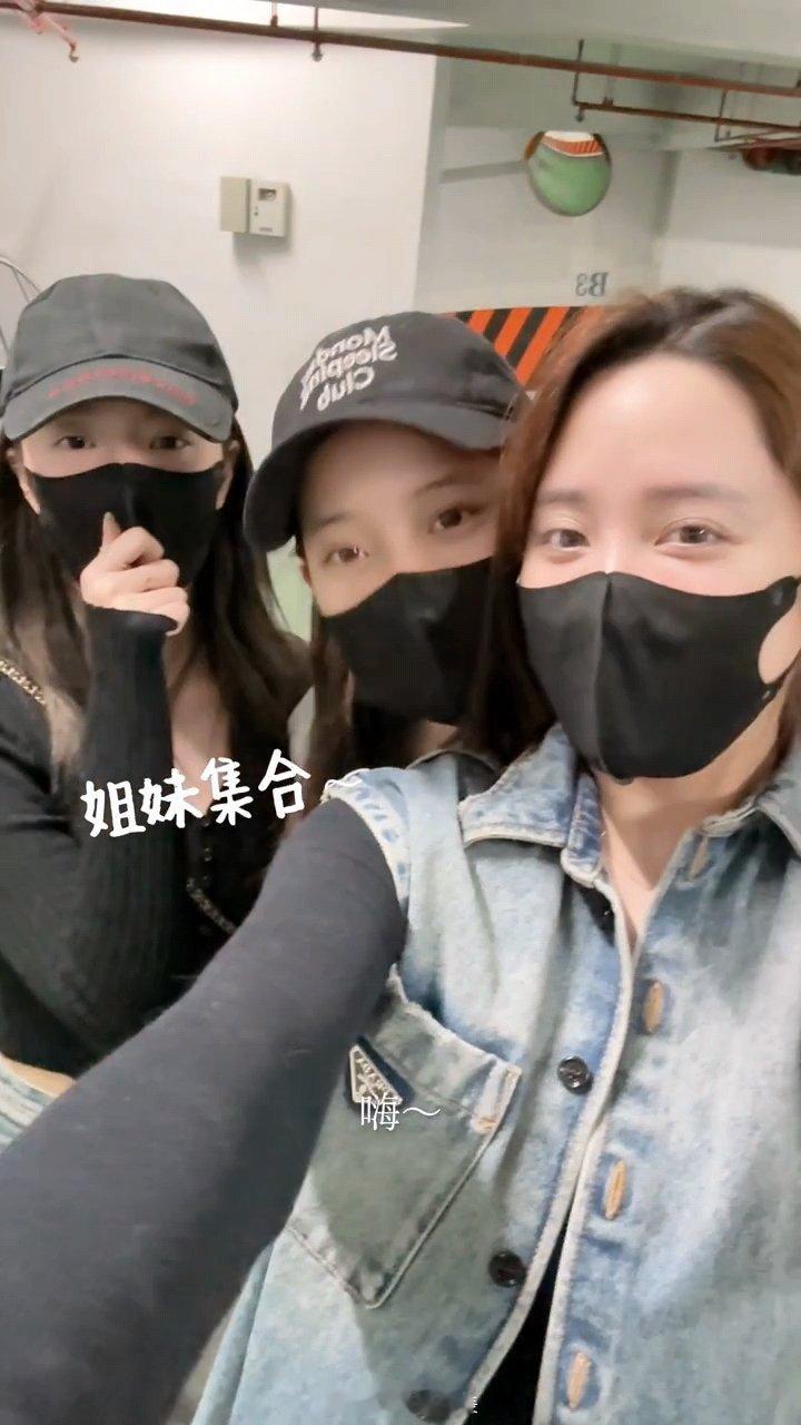 欧阳娜娜陪欧阳妮妮产检  欧阳娜娜在欧阳妮妮孕肚上种草莓 俩妹妹陪欧阳妮妮产检，