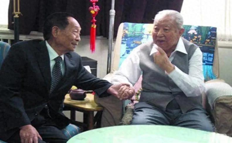袁隆平与华国锋最后一次见面，二人握手整整半小时，临别时华国锋赠予袁隆平四字称赞！