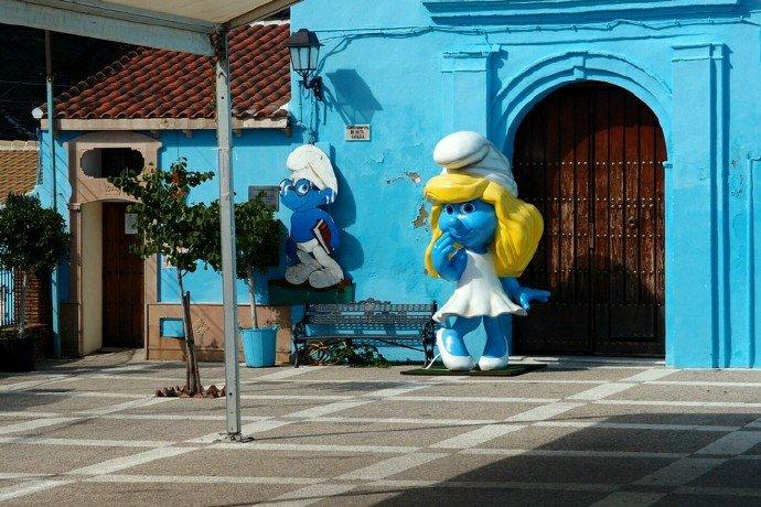西班牙juzcar蓝精灵村，小镇所有建筑都是蓝色，到处可见蓝精灵元素。