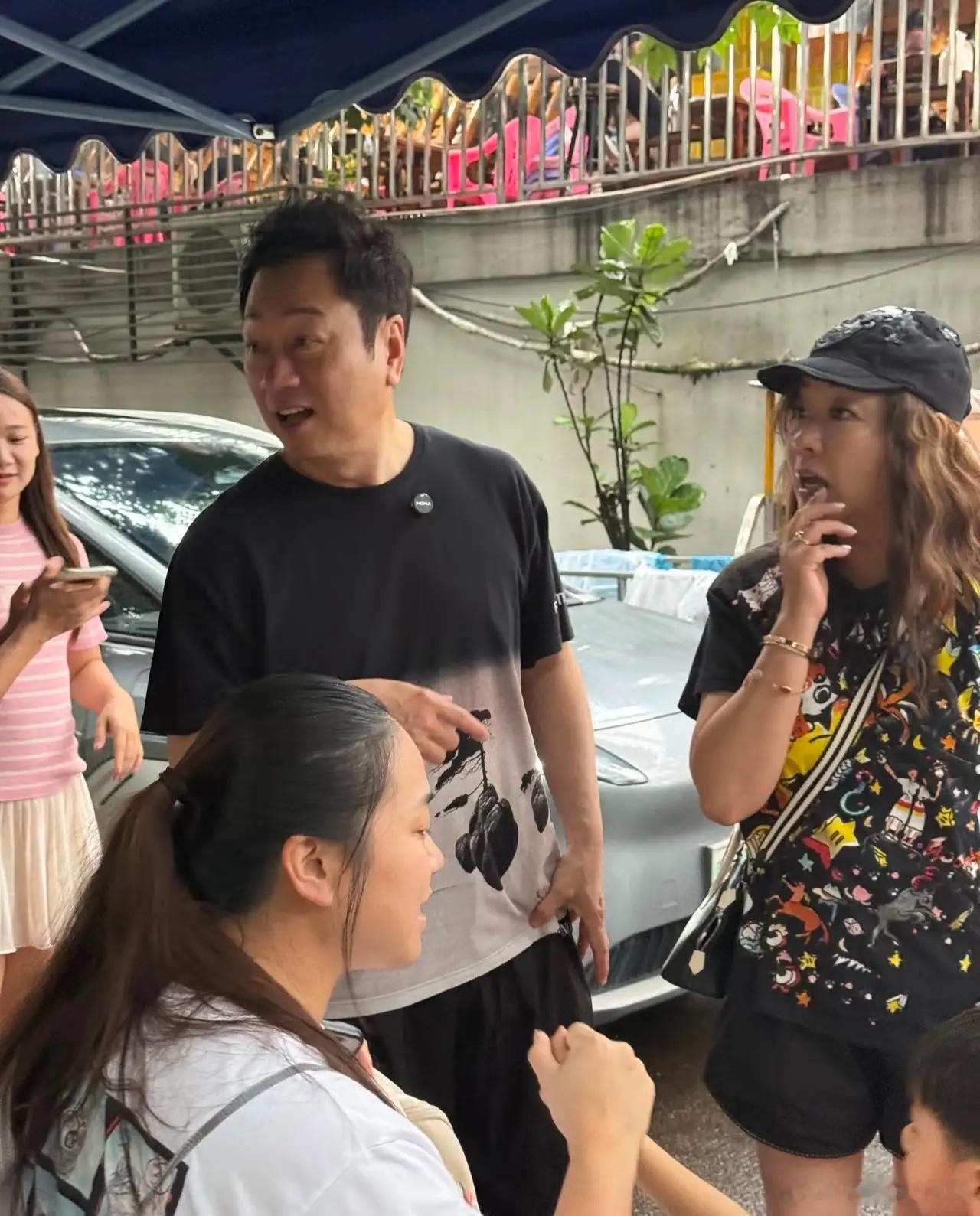 62岁黎耀祥和老婆梁耀莲现身广东佛山一家大排档吃海鲜火锅，夫妻俩牵着手来到店里，