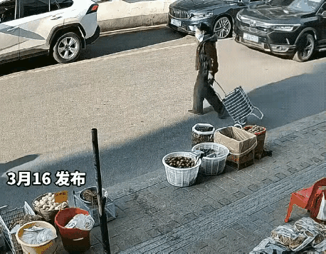 这动图里的女子过马路也太任性了！完全不观察后方驶来的车辆，就那么大摇大摆地横冲过