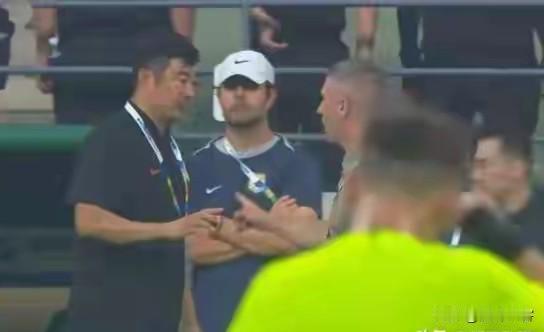 毫无风度！京鲁大战后韩鹏主动和蒙哥马利握手却被忽视，多数球迷认为蒙哥马利太过“无