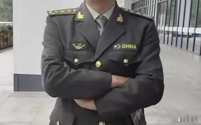 为什么现在有些地方保安服要设计成这样？真的没有影响吗？

我远远的看见还以为是哪