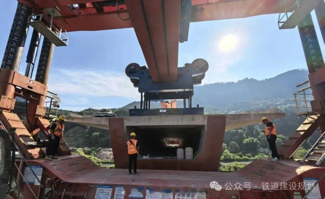 高铁头条【重庆⇌西安2.5小时！西渝高铁全线架梁完成】重庆晚报讯：记者从京昆高速