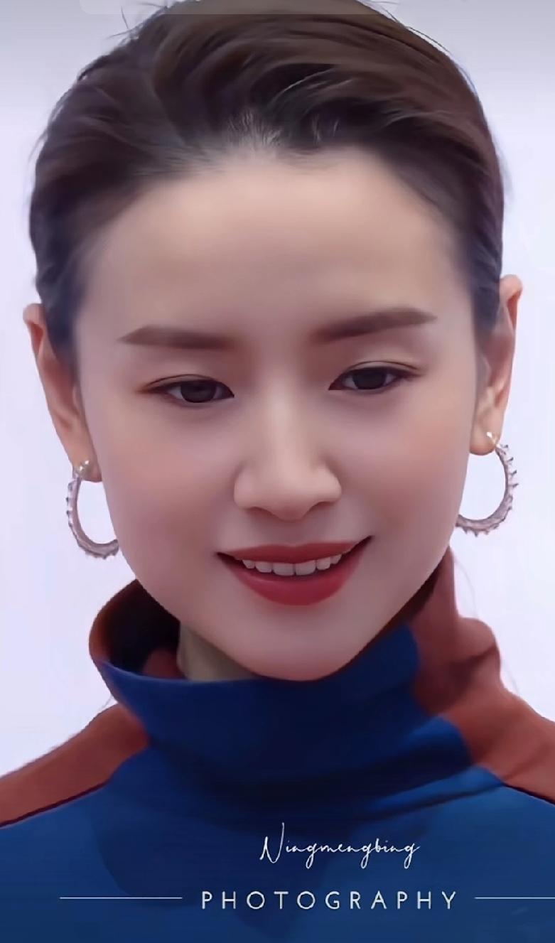 谁能告诉我
董洁为什么美的毫无费力。

她的清秀 内敛，优雅的气质在演艺圈毫无其