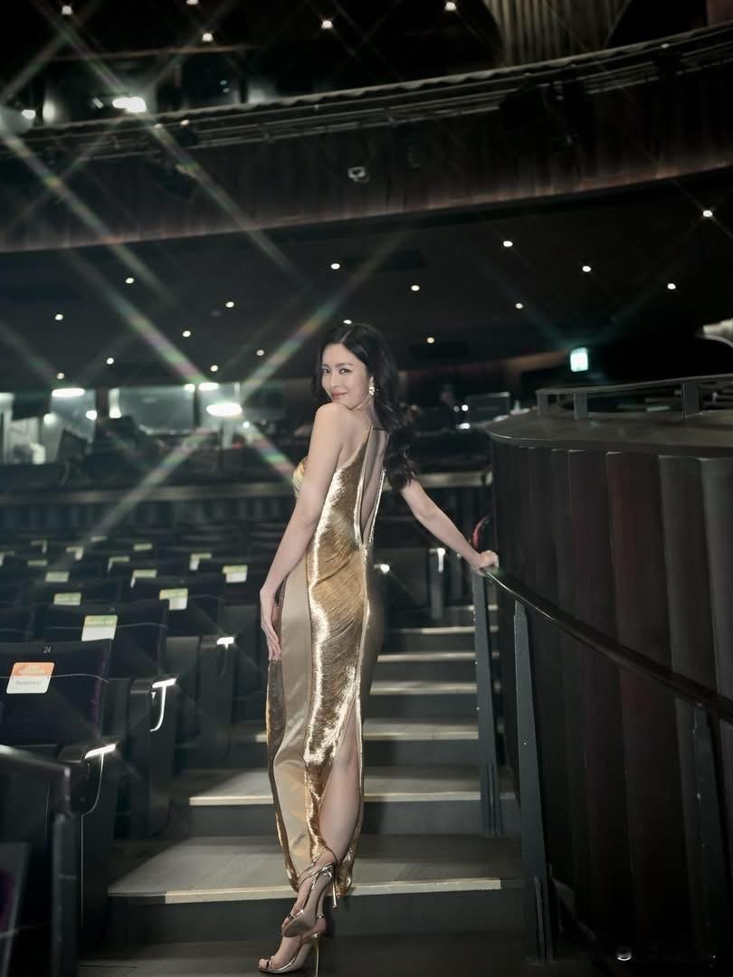 金衣美人倚栏杆，夜色如墨映芳容。