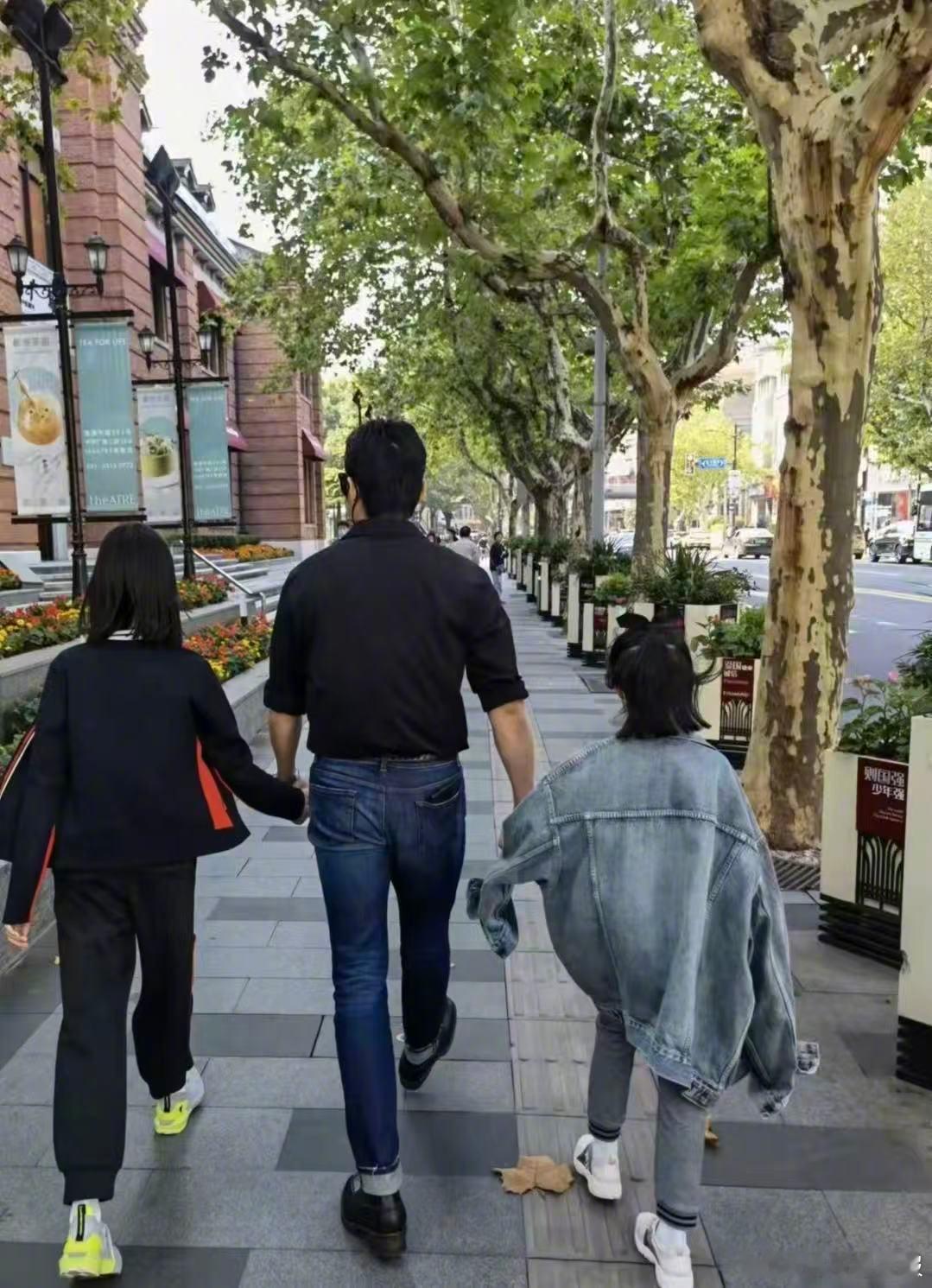 陆毅鲍蕾一家四口复刻旧照 经典全家福复刻成功！当年依偎在爸妈身边的小朋友已经长高