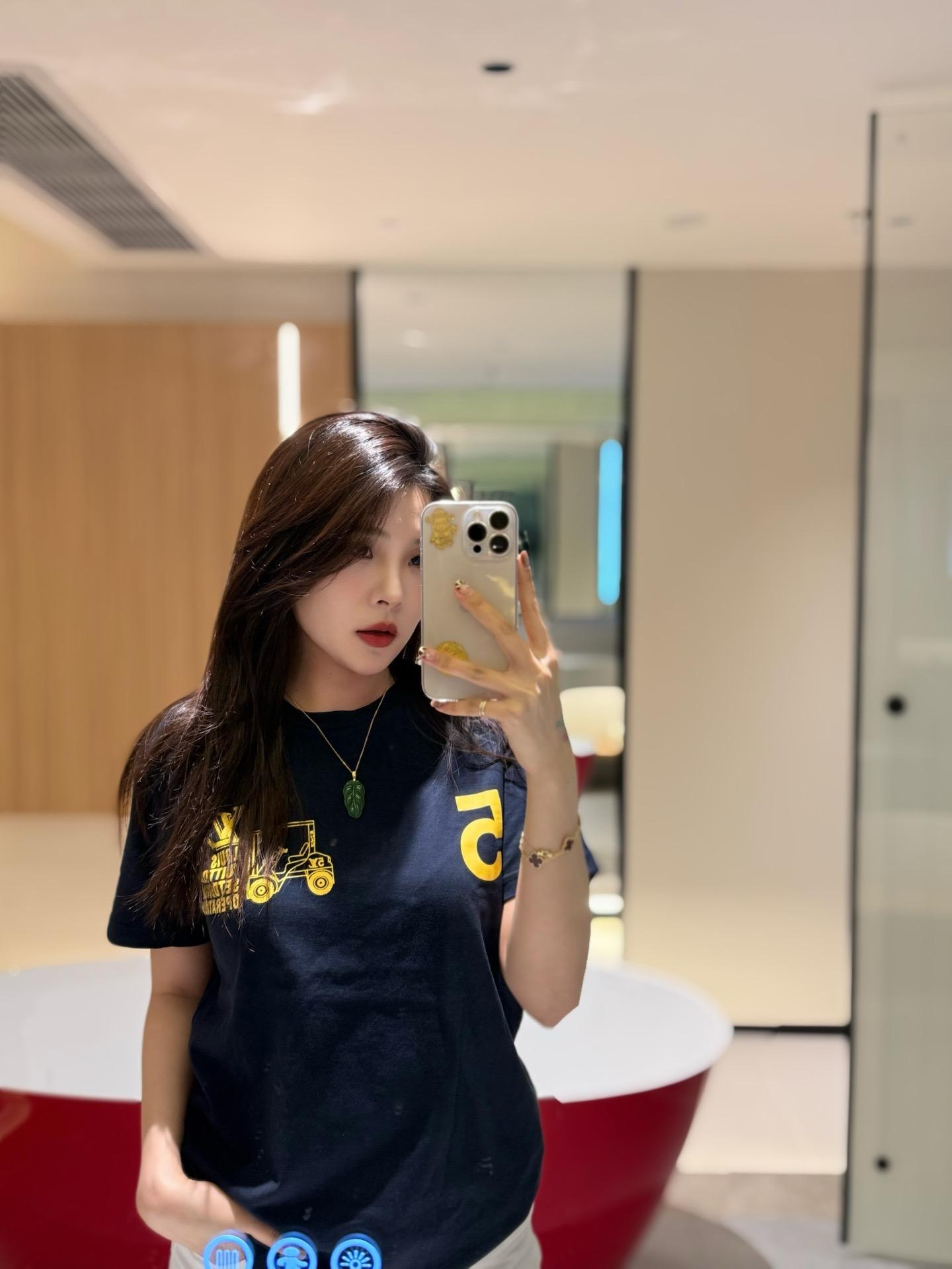 年轻的时候总想逆流而上 年纪大了才明白人要顺势而为 .