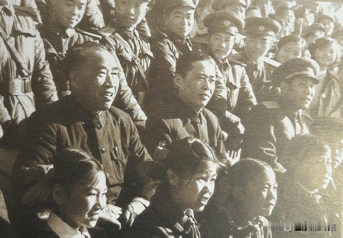 1959年，二排左起：朱德、谢富治、陈康在云南与部队官兵和少先队员在一起。朱德同