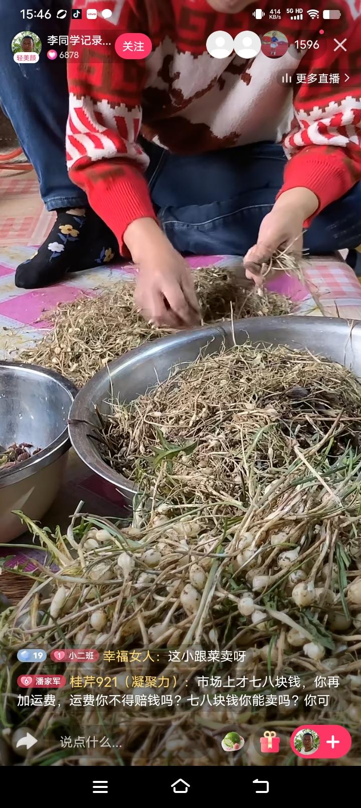 农人辛勤劳作，收获满载而归。