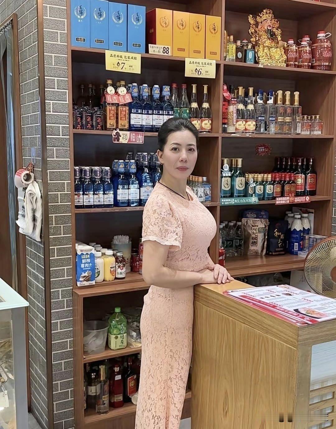 一男子说，这糖烟酒店的老板很会做生意，如果，你在她店里买包烟，她就会免费送你一个