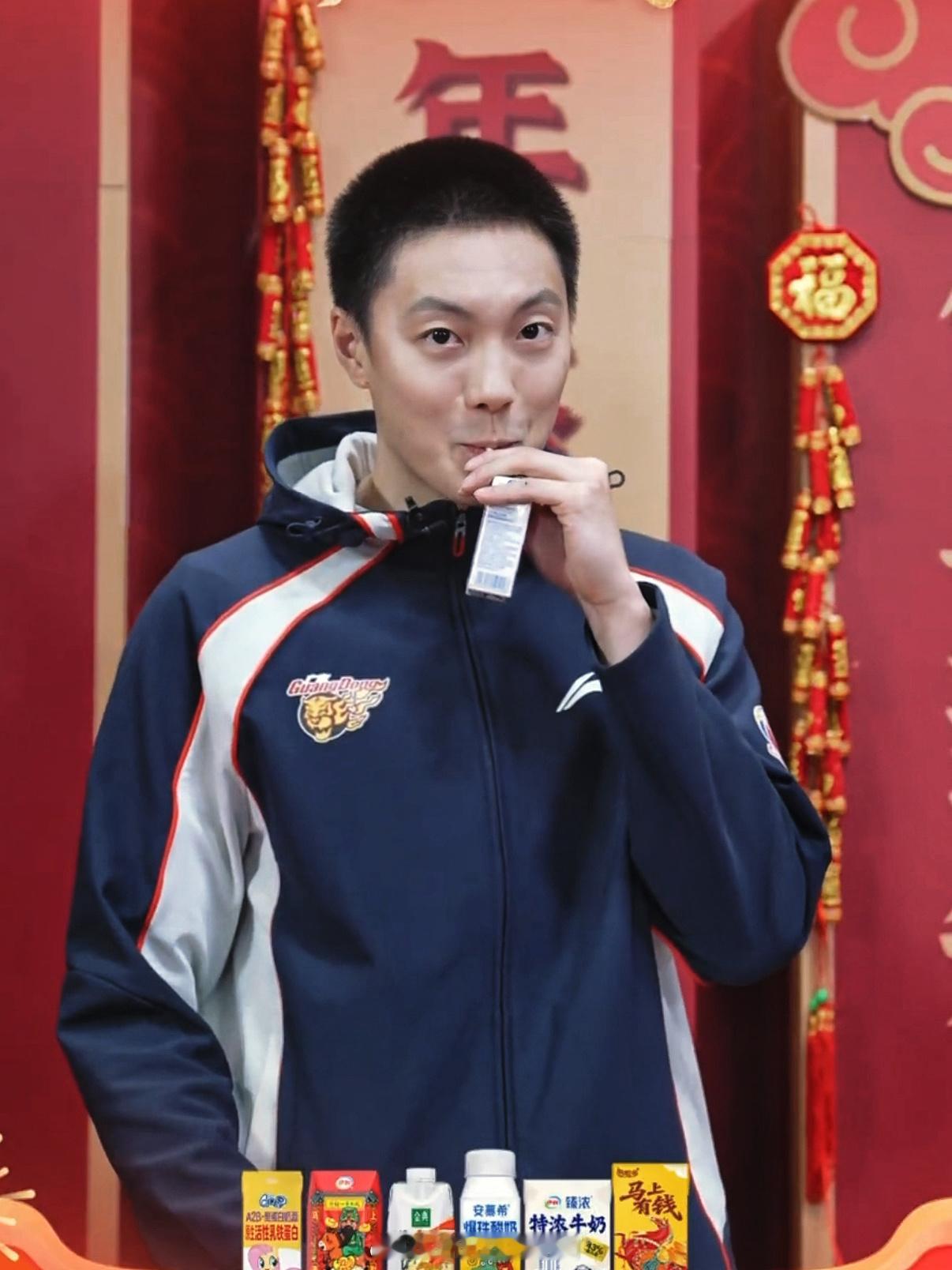 胡明轩胡明轩 今日份是🐯胡·锦鲤·轩大朋友多喝牛奶补充营养也不晚哦~ 