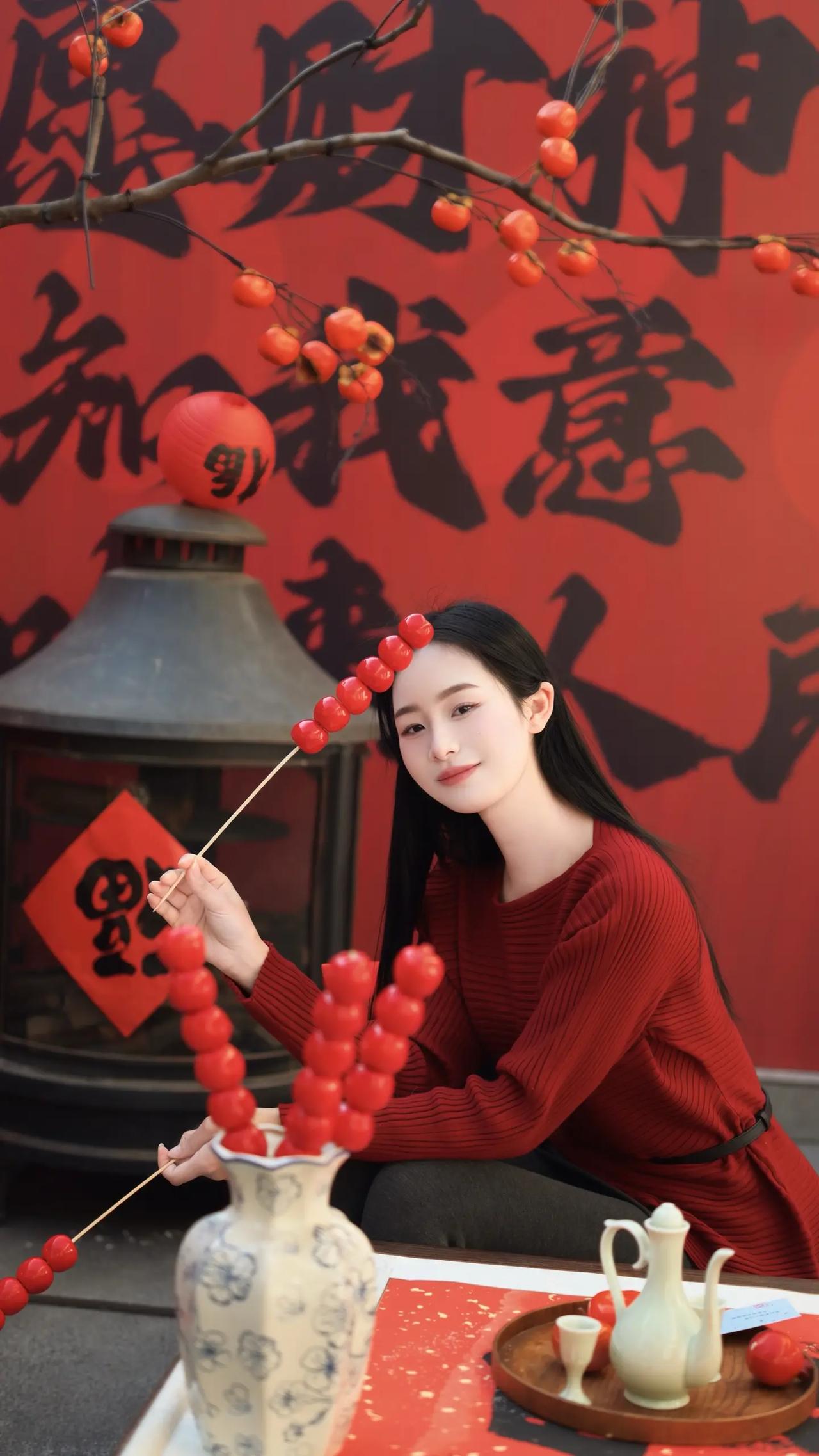 红袖添香夜，灯影照人欢。