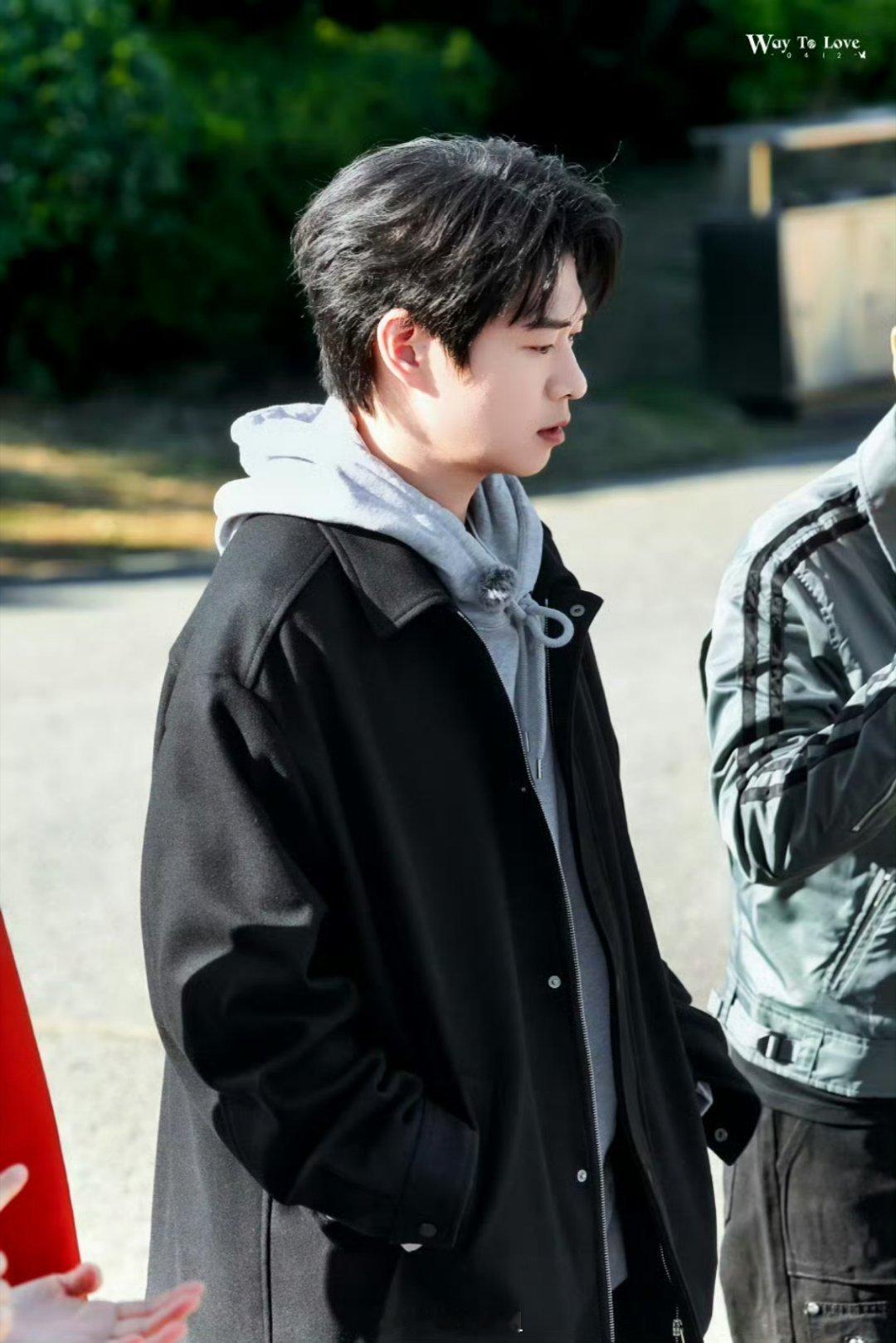 魏大勋撒贝宁《城市风华录》路透来咯 清爽男大罢了 