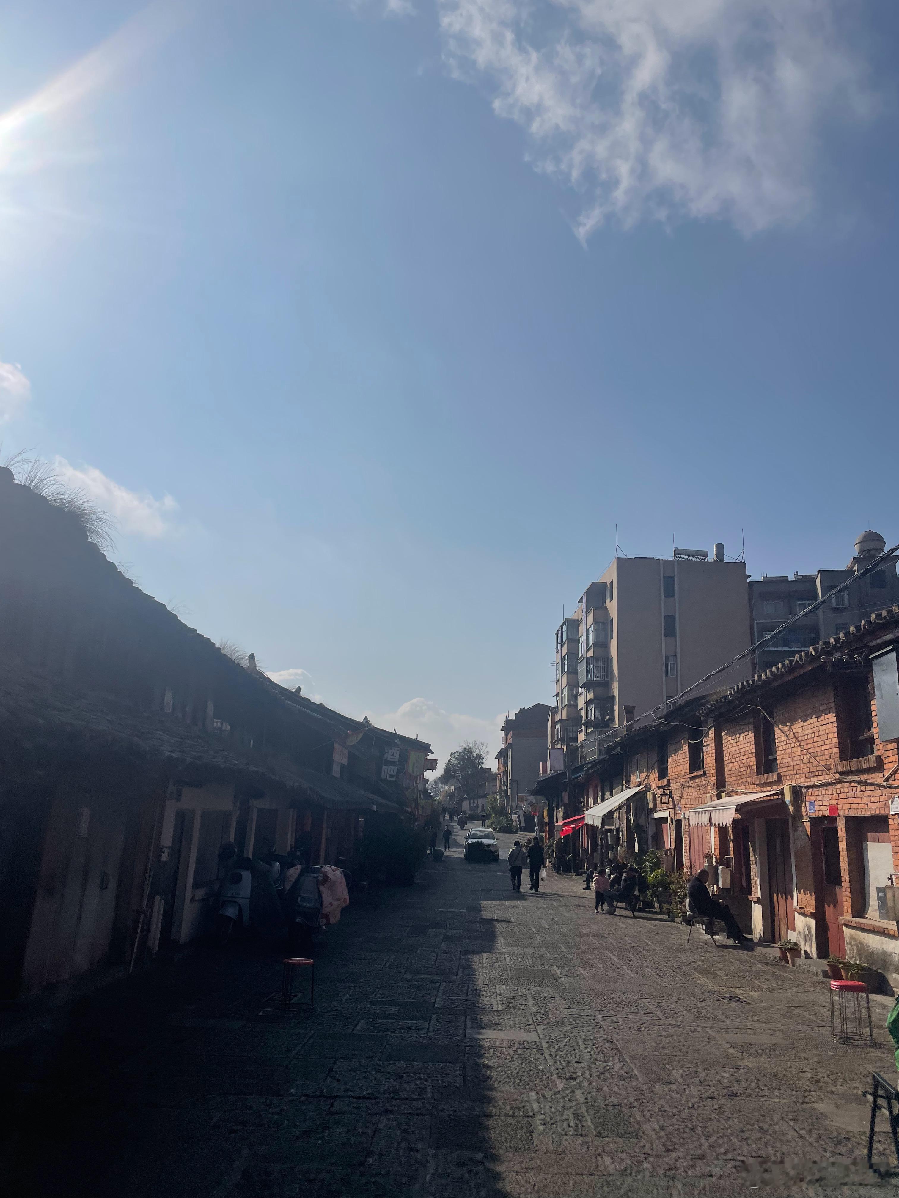 作为在老街长大的孩子，长久不去一趟老街，心头总有一种不踏实的感觉。然而如今走在老