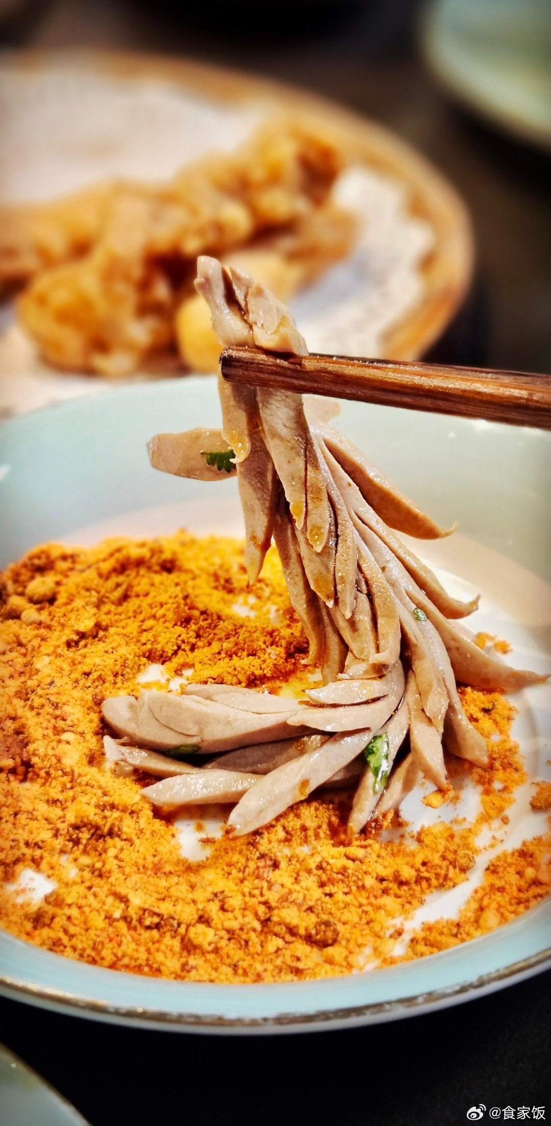 邓师傅的凤尾腰花。中式菜之美不是靠摆盘硬拗的。食材、刀工、温度、味道都对了，自然