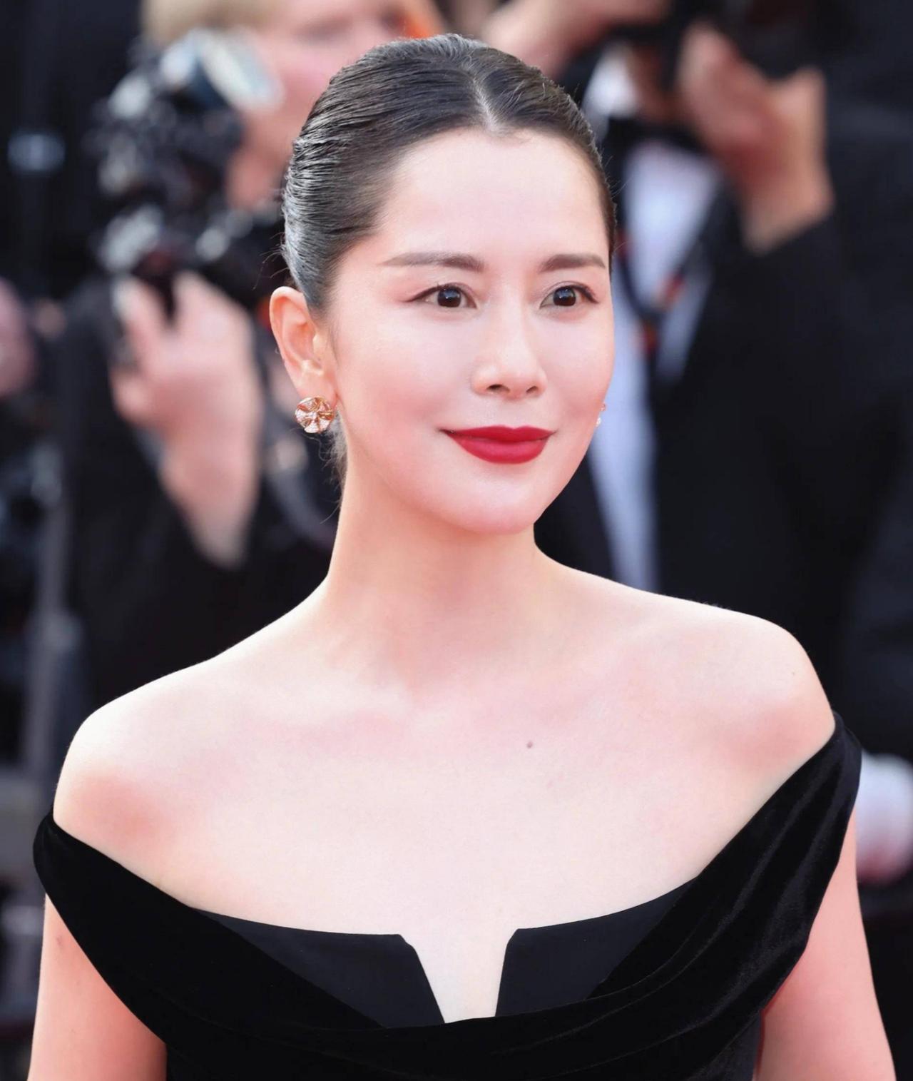 医美毁了很多美女，48岁的海清老师，本名黄怡，真实大方，成熟理性，韵味无穷。
