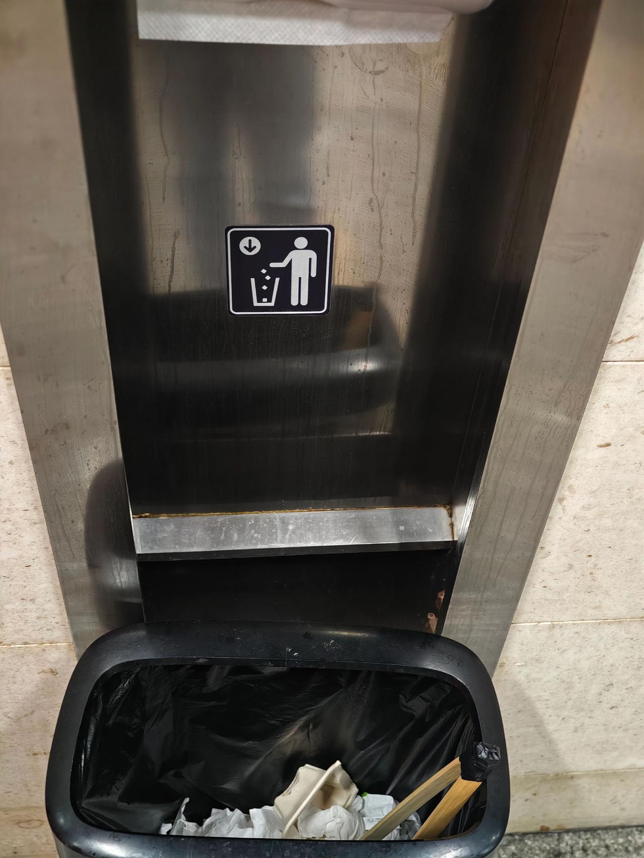 自打看了反特电影《惊蛰无声》，看见这种垃圾桶就觉着里面藏着手机。