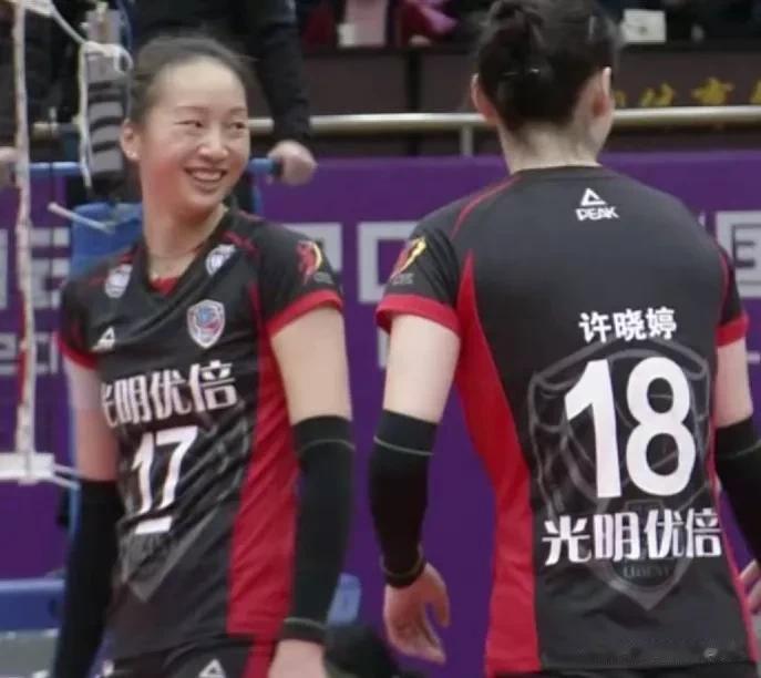 女子排超联赛1/4决赛
福建—上海
目前福建女排1：2（20：25、17：25、