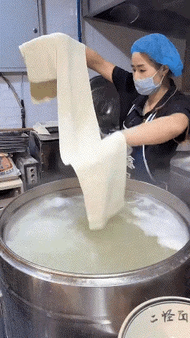 传说中的油泼裤带面，一条面足够你吃到饱！