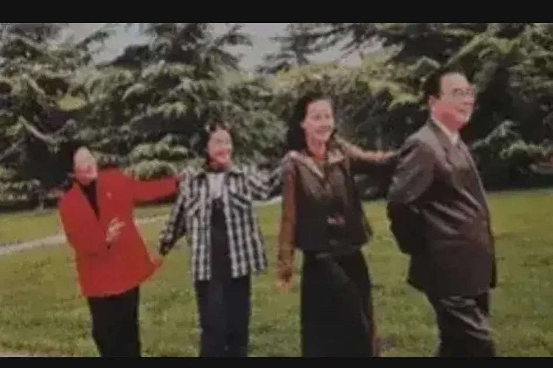 2001年，一张李鹏夫妇与两个孙女，玩耍时的合影，将两个老人生活中美好的一面记录