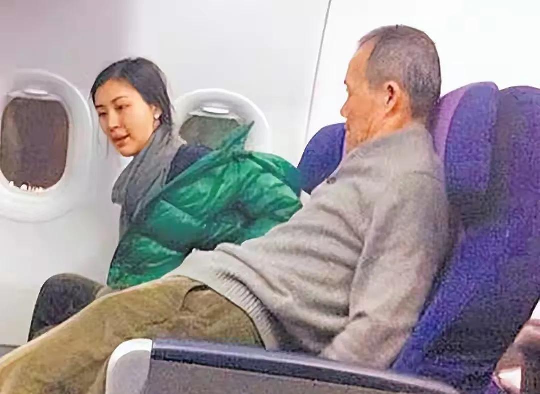 72岁王石机舱坐姿刷屏。
田朴珺一旁自然换衣，他腰杆笔直。
外界猜测三连：腰肌劳