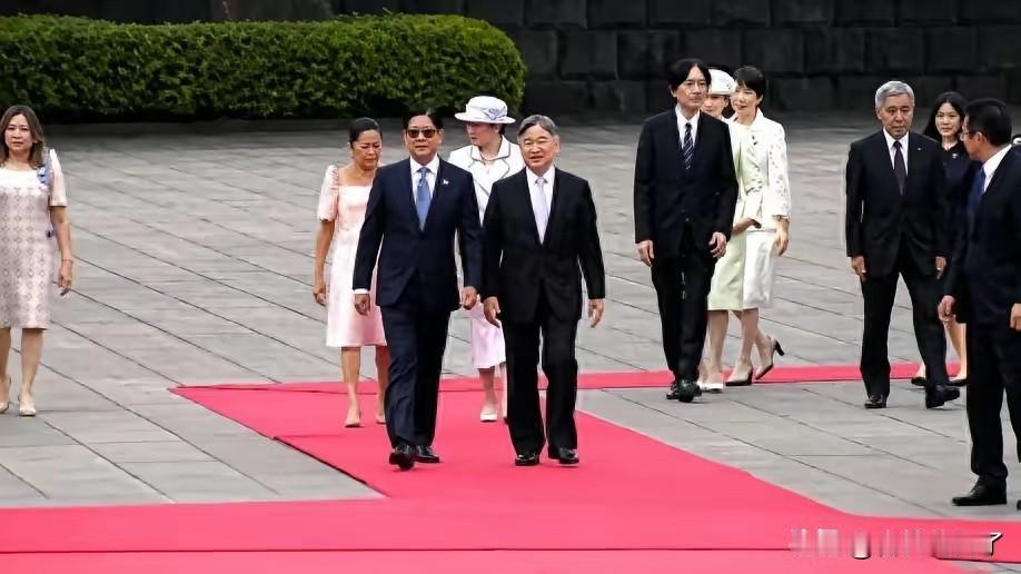 日本首相高市早苗这是黔驴技穷了，为了撑门面，连天皇和皇后都搬了出来。

根据日本