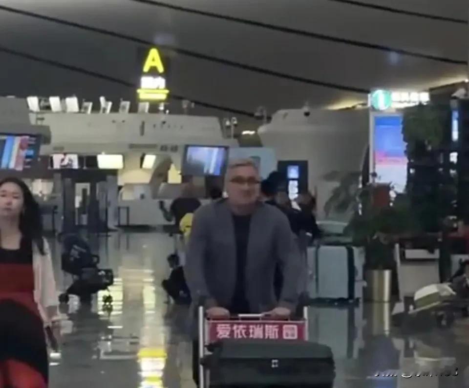又一次外籍教练赚的盆满钵满然后背锅走人，谁选的、谁定的教练？体总和足协由谁来承担