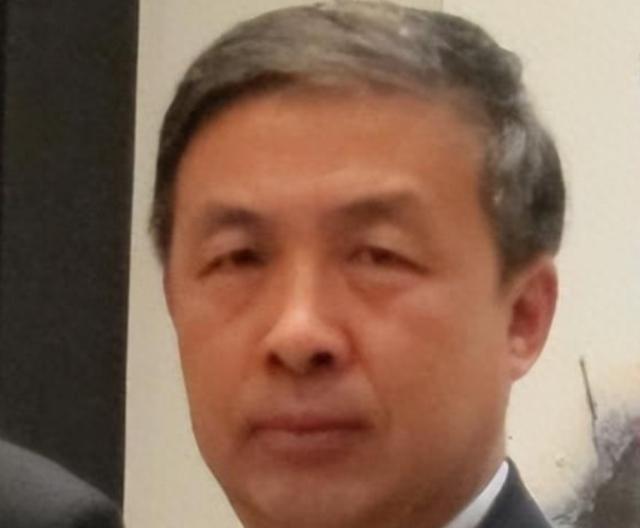 “中国现在向 美国 投降还来得及！再晚就要‘跪着’了，”几年前，中国专家马臣公开
