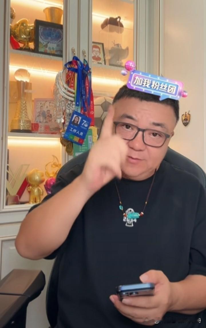 董路公开声明：我没有反对鲁能！
董路深夜直播，针对这次网上出现的一些不实传言郑重