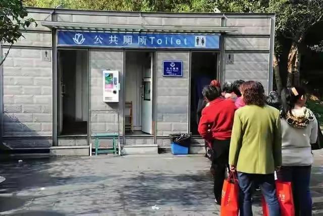 是什么原因让女生不顾脸面羞耻，公然于大庭广众之下，进入男厕方面？

7月29日，