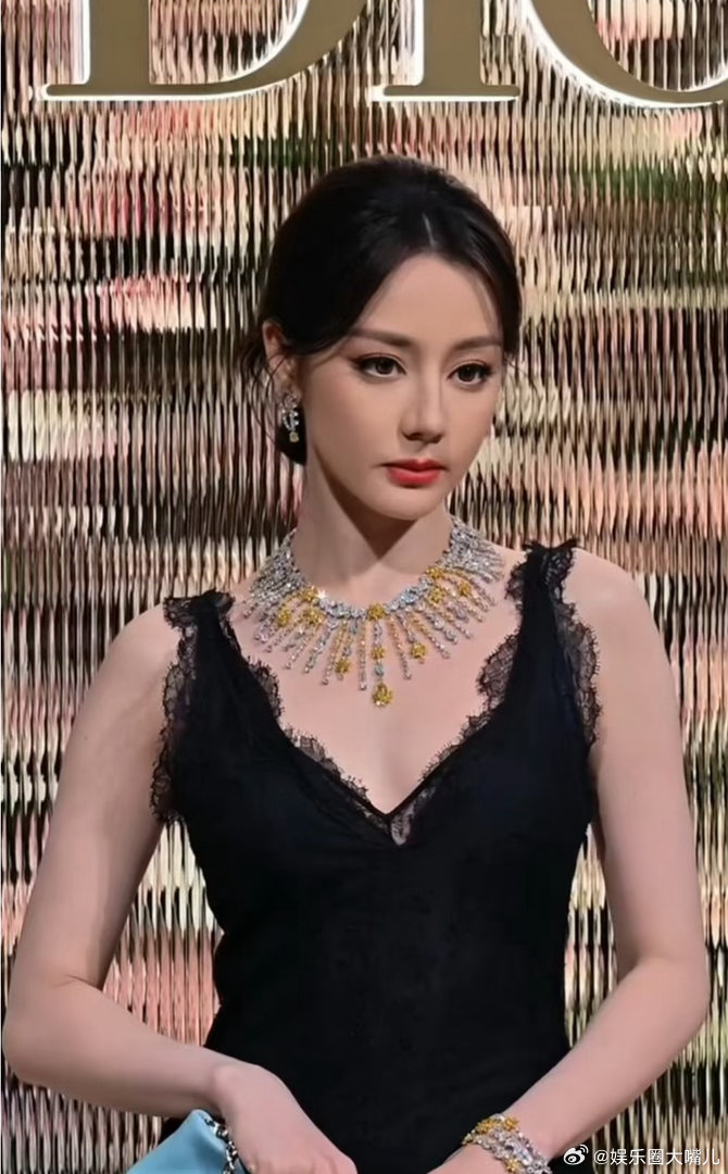 迪丽热巴咋美萌成这样迪丽热巴满33减20 翻到昨晚直播片段，她一直笑盈盈的，又美