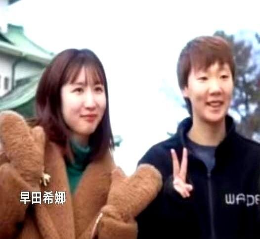王曼昱赢了，没走，转身拉对手进训练馆。
三局结束，金娜英手都没洗，发了条INS：