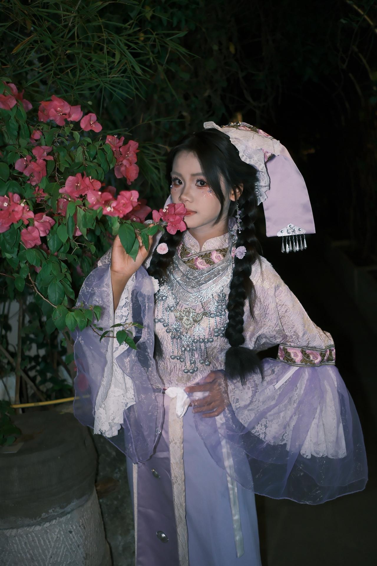 忧郁带点冷酷，全程没有笑容。只是落没的情绪，小姐姐喜欢这样，只能用镜头快速记录下