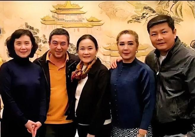 这张5人同框旧照，我只认出了眉黛轻舒、发型蓬松的严晓频，面色红润、喜容绽放的张嘉