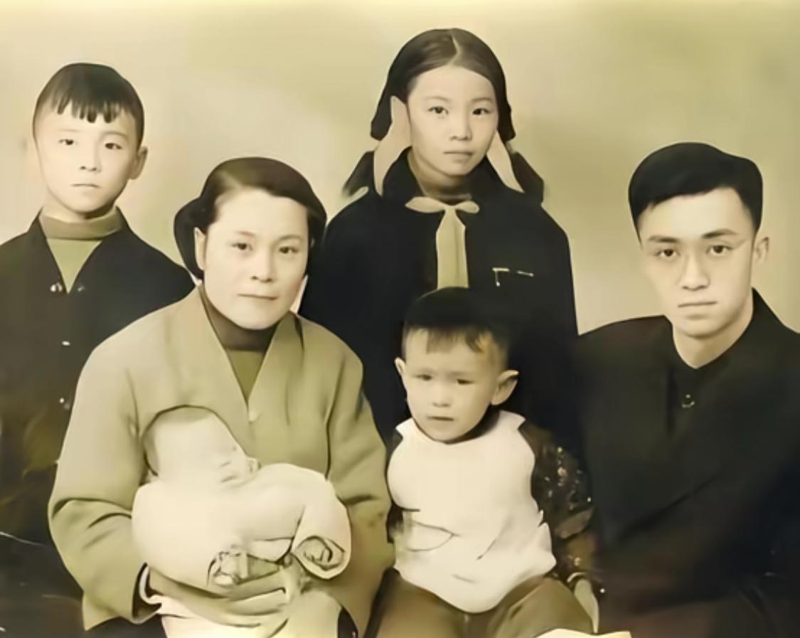 谢晋年轻时的全家福留影