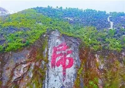 隆胸，打一男明星。
猜谜语