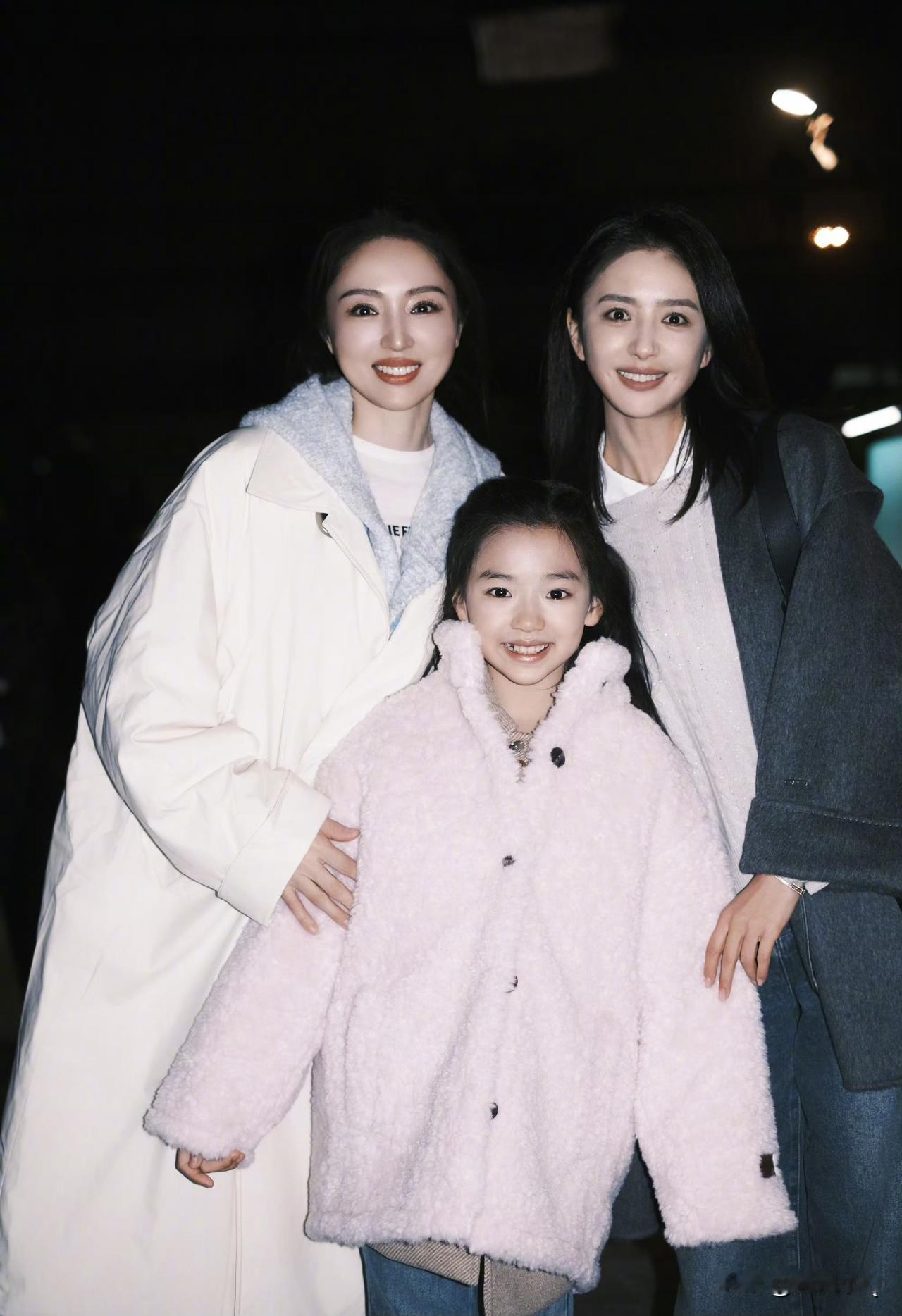 小酒窝好幸福，有两个长得一样的妈来疼。万一小酒窝和朵朵这对青梅竹马从校园走进婚姻