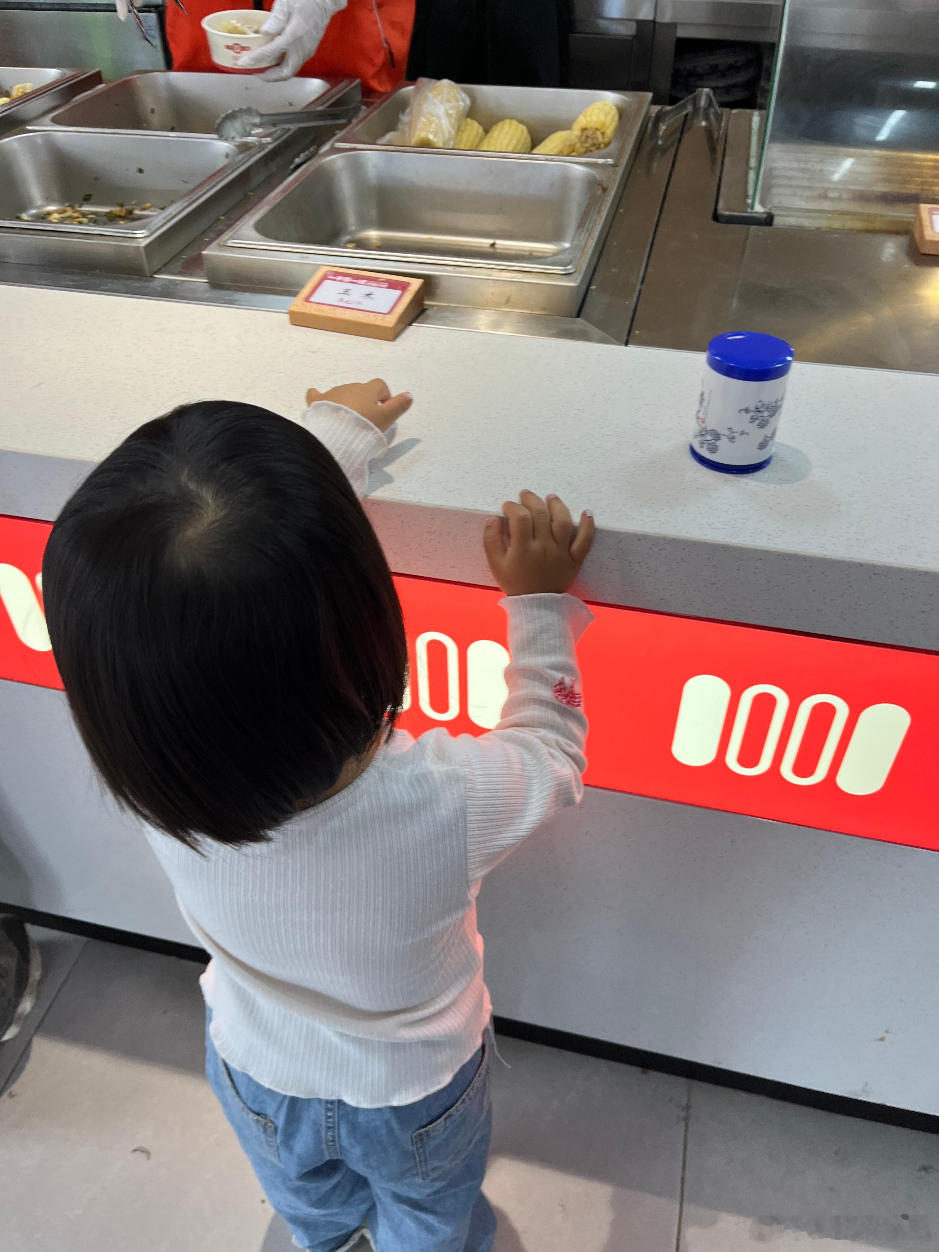 以后一定不要我女儿远嫁，远嫁回娘家太累，现在才到阳春服务区，我快顶不住了董璇被自